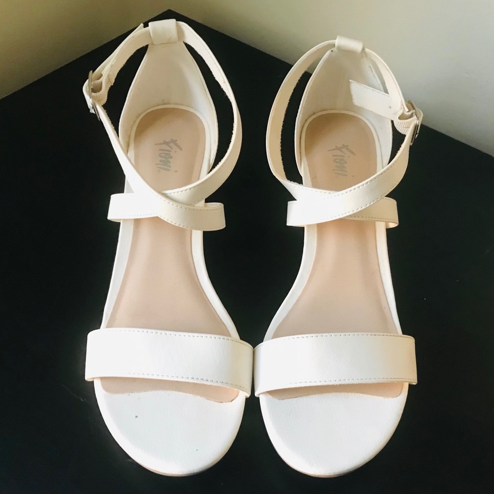 Fioni Clothing Women’s 1” Strap Heels, White